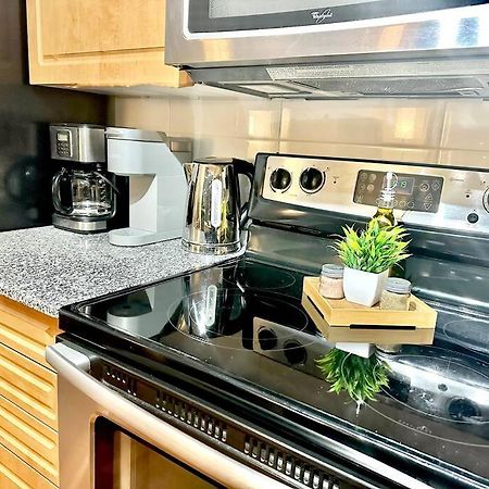 Lake View Apartment W/Parking! تورونتو المظهر الخارجي الصورة
