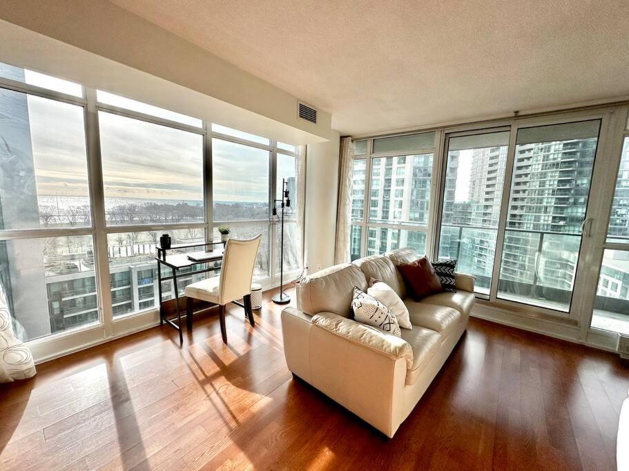 Lake View Apartment W/Parking! تورونتو المظهر الخارجي الصورة