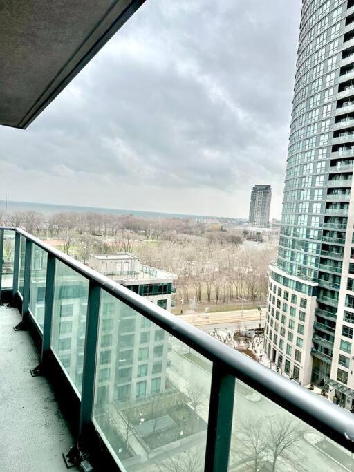 Lake View Apartment W/Parking! تورونتو المظهر الخارجي الصورة