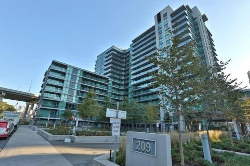 Lake View Apartment W/Parking! تورونتو المظهر الخارجي الصورة