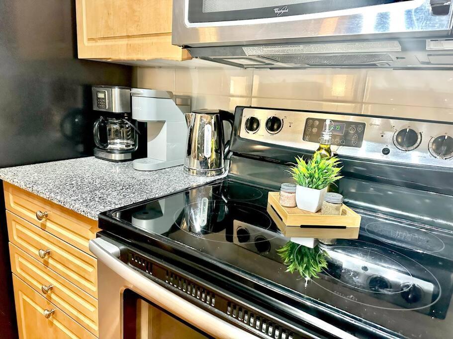 Lake View Apartment W/Parking! تورونتو المظهر الخارجي الصورة