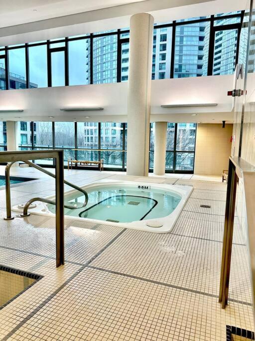 Lake View Apartment W/Parking! تورونتو المظهر الخارجي الصورة