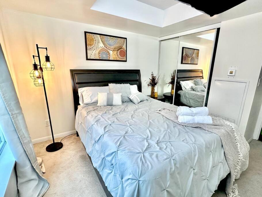 Lake View Apartment W/Parking! تورونتو المظهر الخارجي الصورة