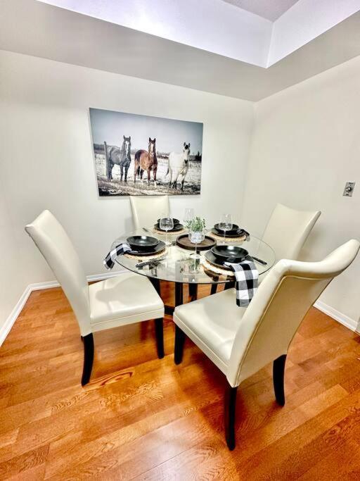 Lake View Apartment W/Parking! تورونتو المظهر الخارجي الصورة