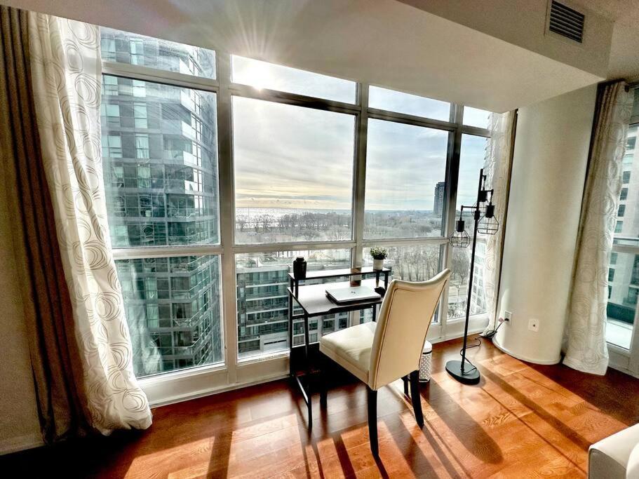 Lake View Apartment W/Parking! تورونتو المظهر الخارجي الصورة