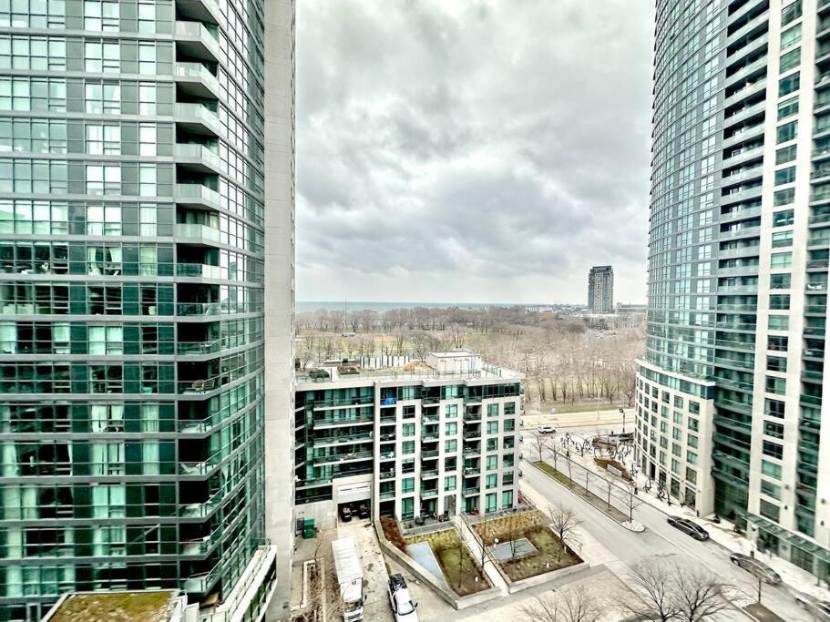 Lake View Apartment W/Parking! تورونتو المظهر الخارجي الصورة